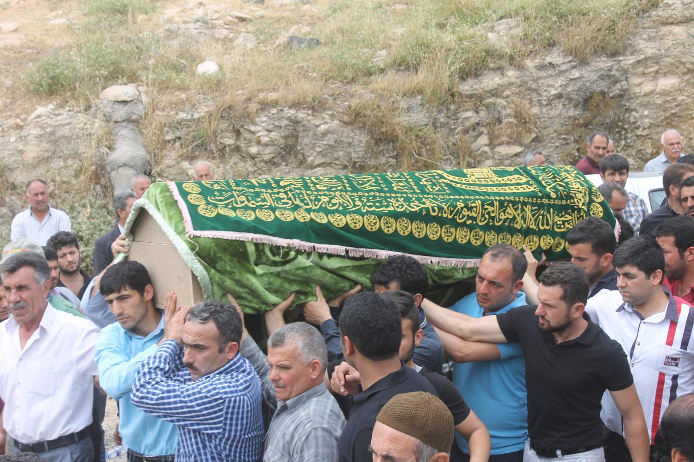 PKK’nin katlettiği muhtar toprağa verildi 